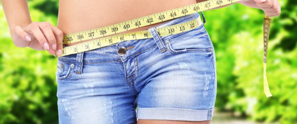 Сантиметровая лента на ноге