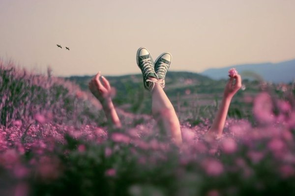 Девушка на природе со спины