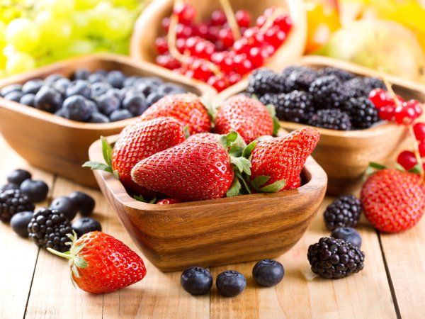 Ягоды малина черника ежевика