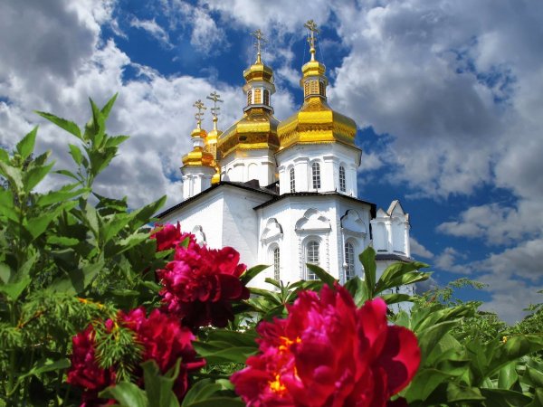 Храм в цветах