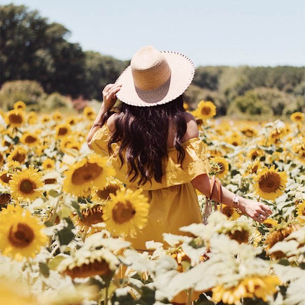 Девушка в подсолнухах