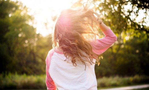 Лето девушка со спины