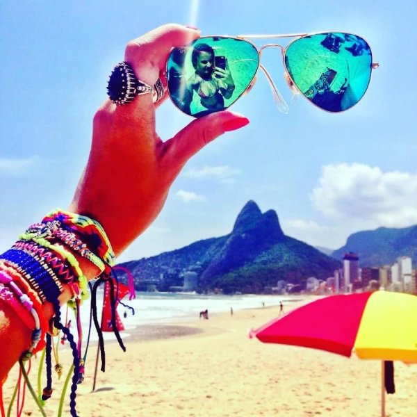 Девушка в подсолнухах