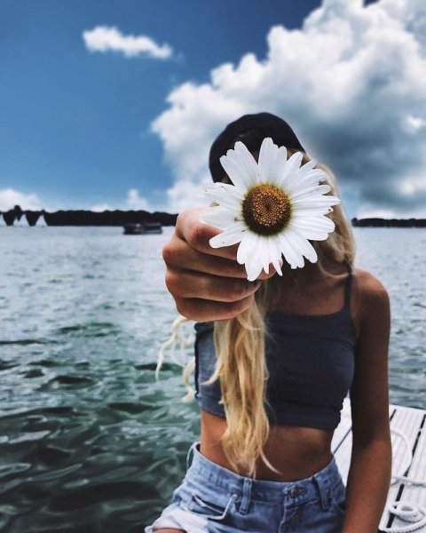 Девушка в цветах со спины