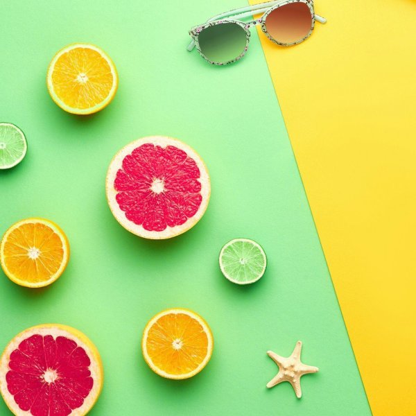 Фрукты на розовом фоне