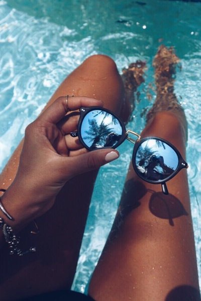 Цветок в руке море