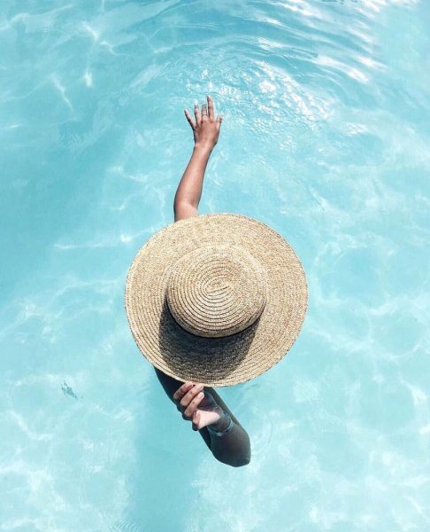 Ноги на фоне неба