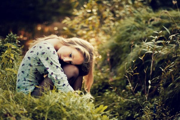 Грустная девушка в лесу