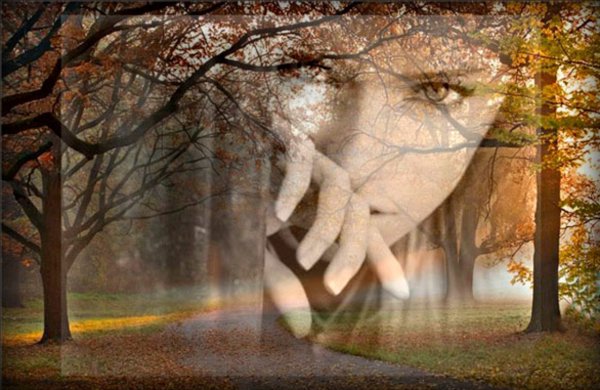 Девушка на закате у реки