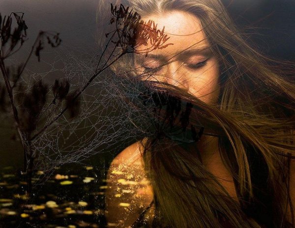 Девушка у дождливого окна