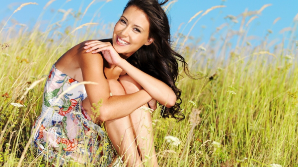 Девушка в шляпе среди цветов