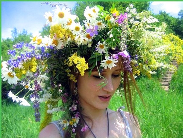 Левушка в венке из трав