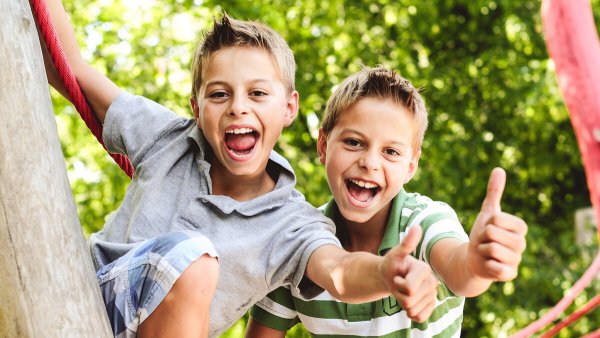 Дети радуются