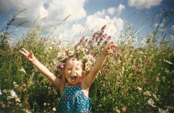 Радостные дети на природе