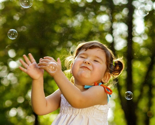 Детская фотосессия с мыльными пузырями