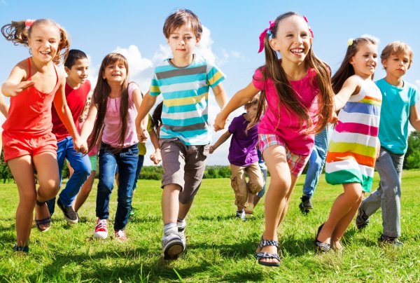 Дети в летнем городском лагере