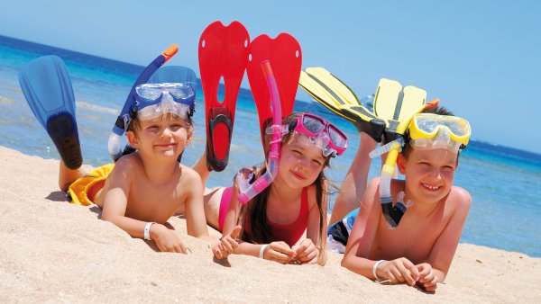 Счастливые дети на море