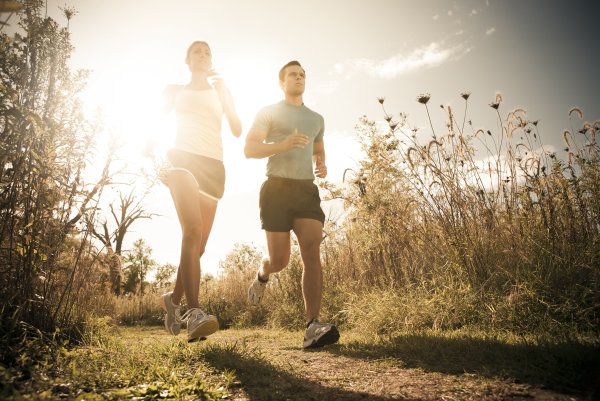 Парень и девушка на пробежке
