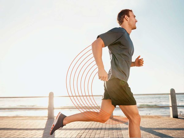 Парень бежит