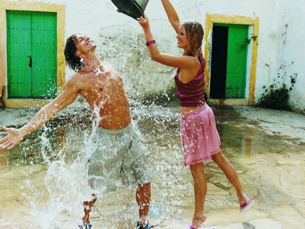 Девушку облили водой