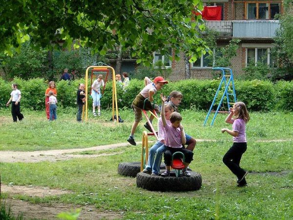 Детские площадки с детьми