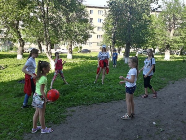 Дети на прогулке мультяшные