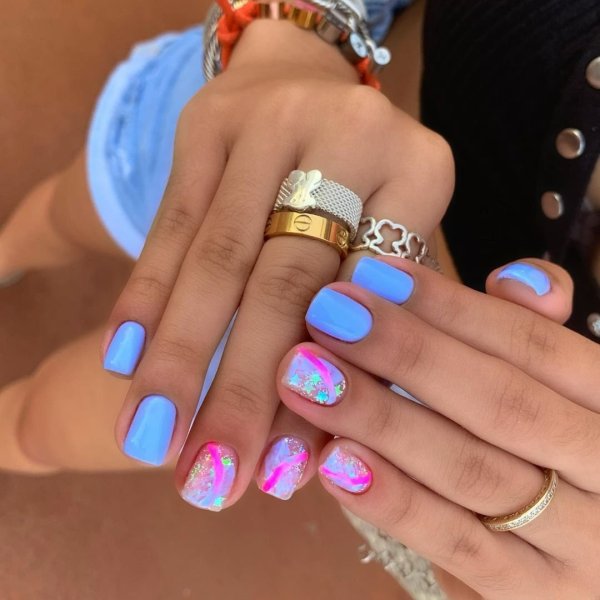 Яркий маникюр