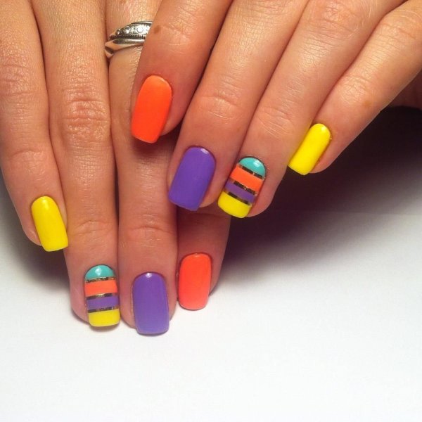 Маникюр разноцветный яркий