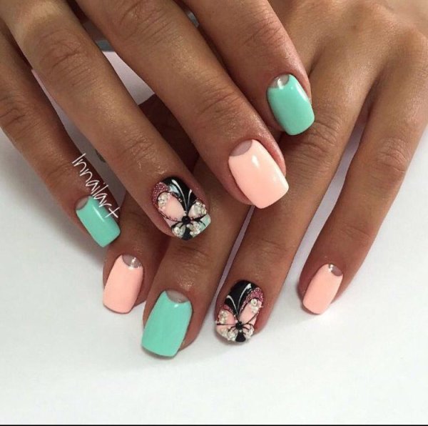 Яркий маникюр с лунками