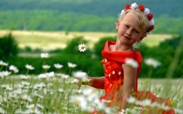Девочка на цветочной Поляне