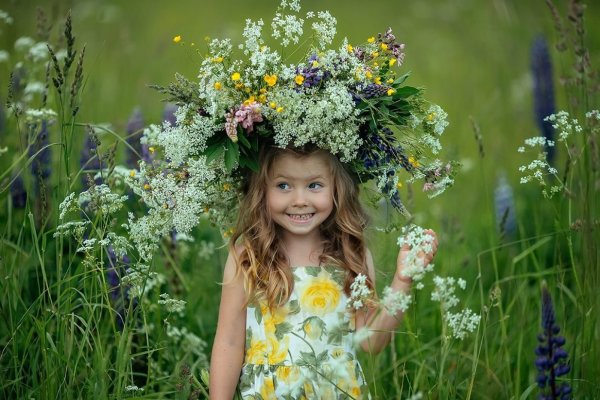 Девочка с лысами волосами