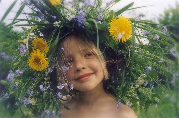 Девочка в венке из ромашек