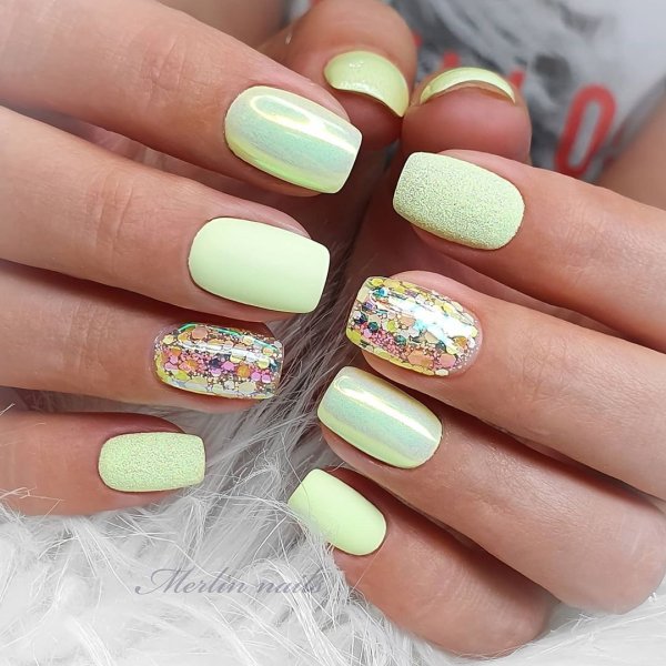 Яркий маникюр