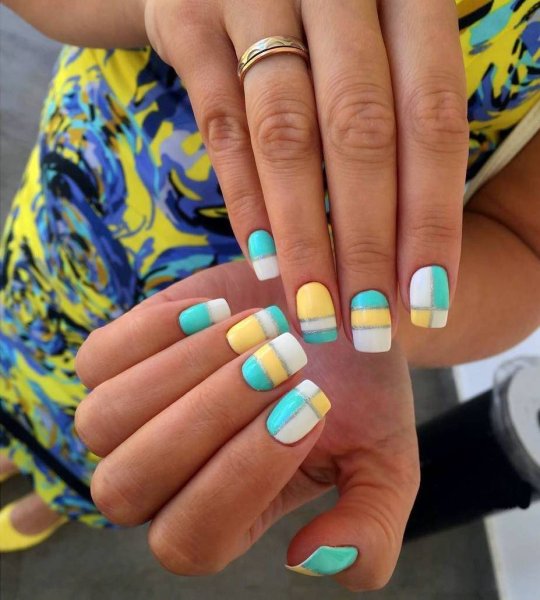 Яркий маникюр