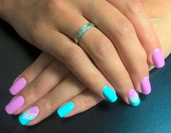 Разноцветный маникюр на коротких