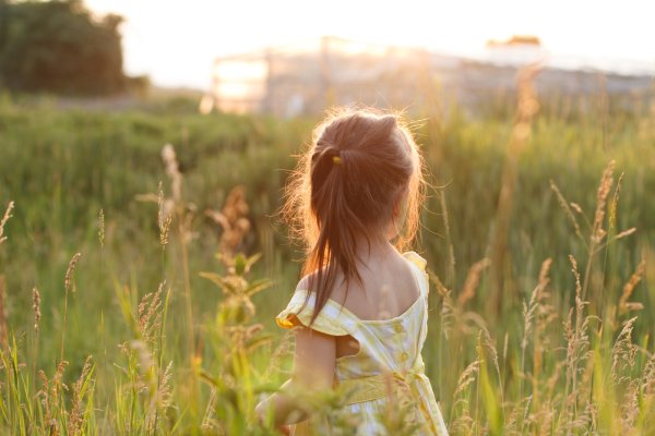 Девочка летом