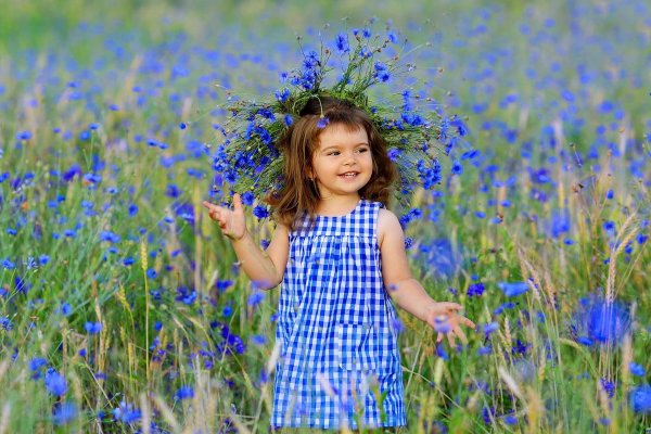 Девочка в поле цветов