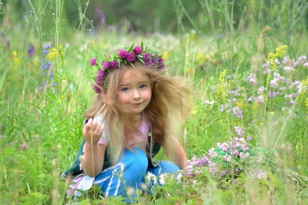 Девушка в цветущем поле