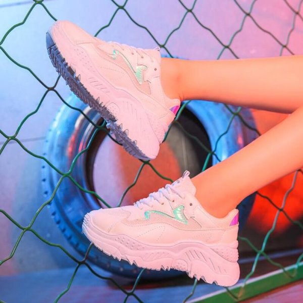 Кроссовки женские