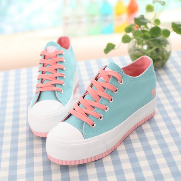 Красивые девушки в кедах