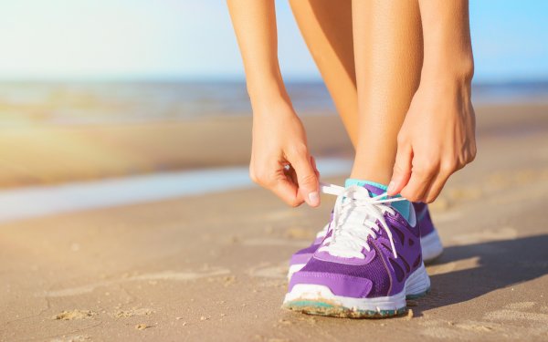 Женщина в кроссовках