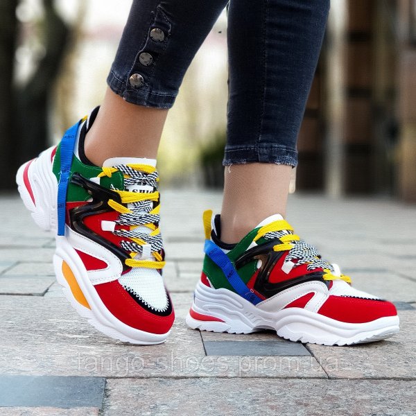 Яркие кроссовки