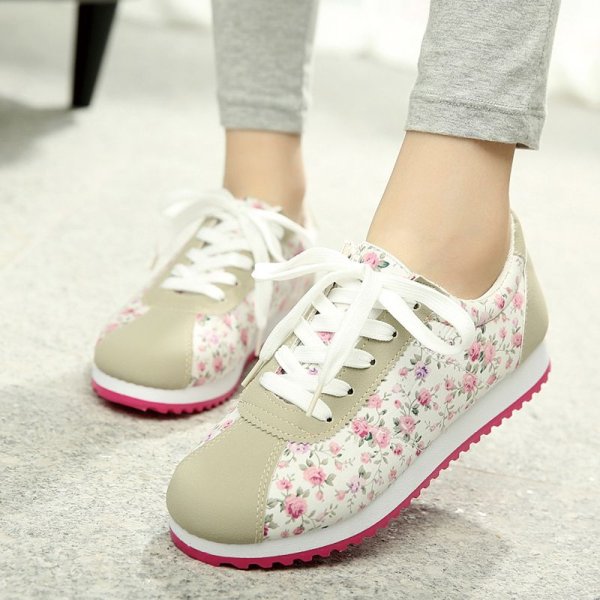 Красивые девушки в кедах