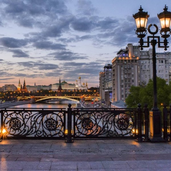 Вид с Патриаршего моста на Берсеневскую набережную