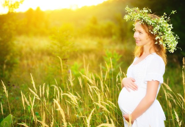 Беременная женщина на природе