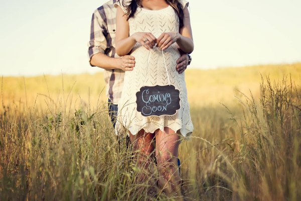 Беременная на берегу