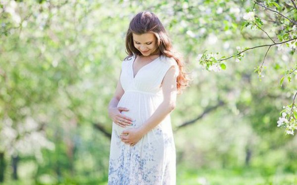 Беременная в ромашках