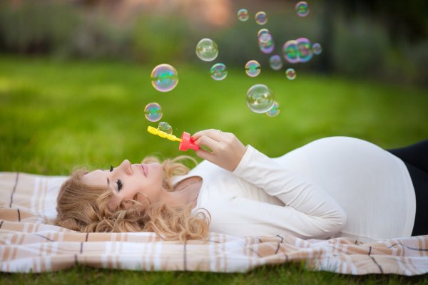 Фотосессия беременных в саду