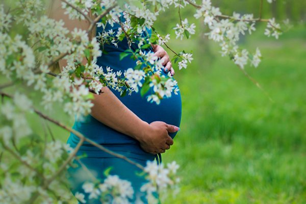 Беременная женщина в поле