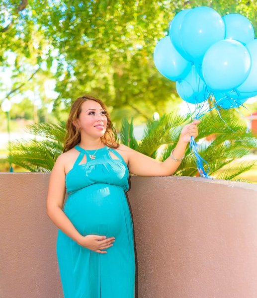 Беременная в платье животик